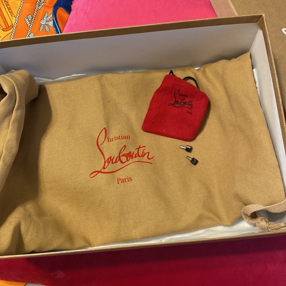 Christian Louboutin 37 IRIZA 100 Pat Lame Hibiscus Black & Gold High Heels - Picture 9 of 10